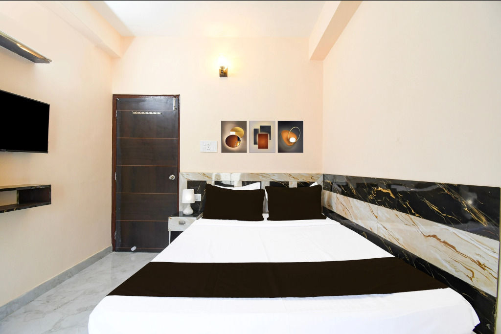 Hotel O Shivam Regency Near Acropolis Mall