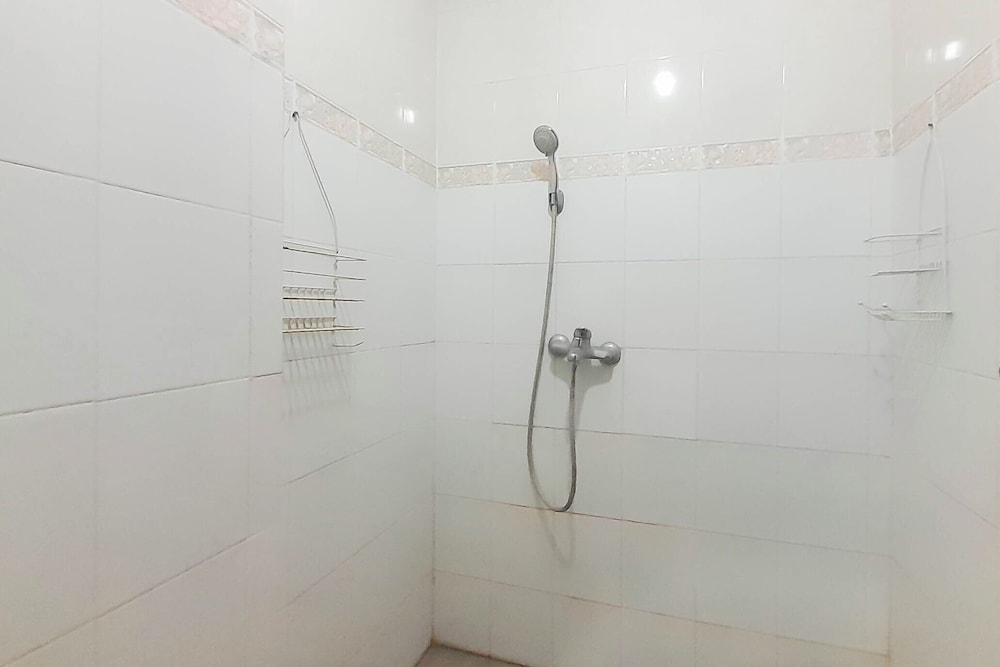 Compact 3Br At Gateway Ahmad Yani Cicadas Apartment