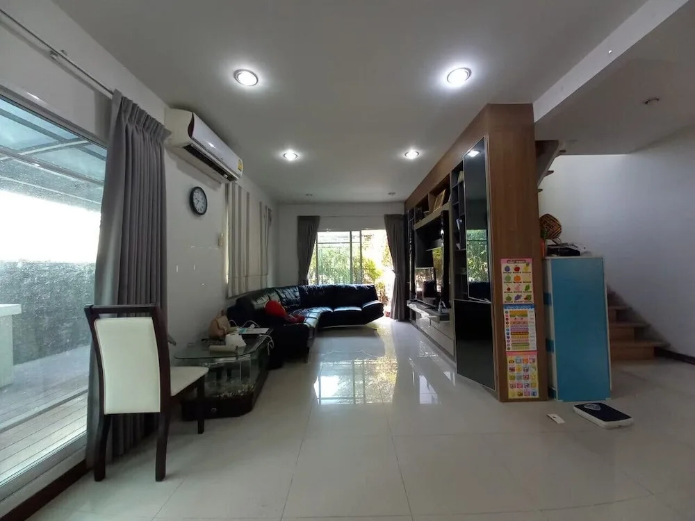 Spacious Entire House With Shared Fitness Room and Shared Indoor Pool in Club