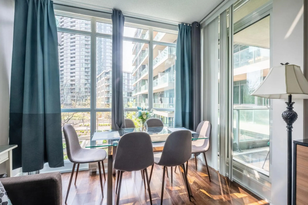 Modern Bright 1Br+Den Unit Downtown