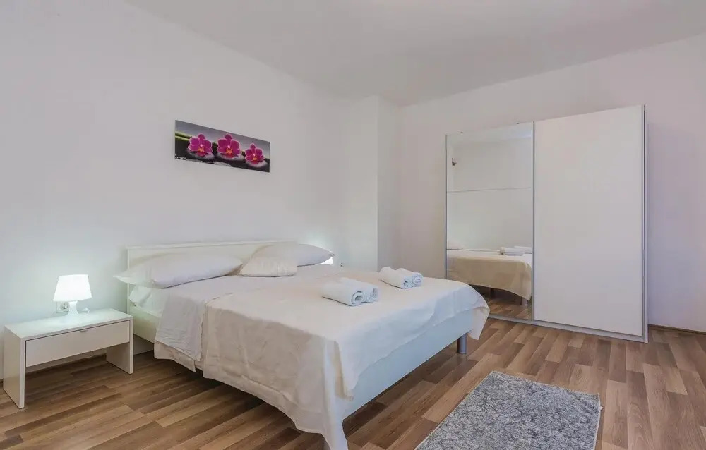 Beautiful Home in Nadin With 5 Bedrooms, Wifi and Outdoor Swimming Pool