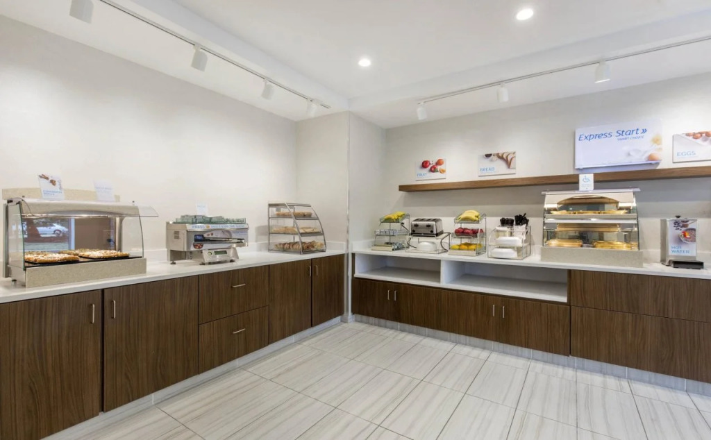 Holiday Inn Express & Suites Chicago West - St Charles by IHG