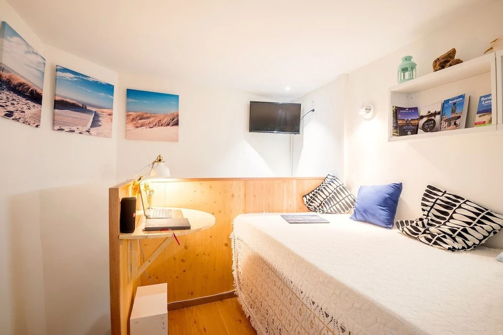 A "boat Cabin" in the Heart of Bordeaux