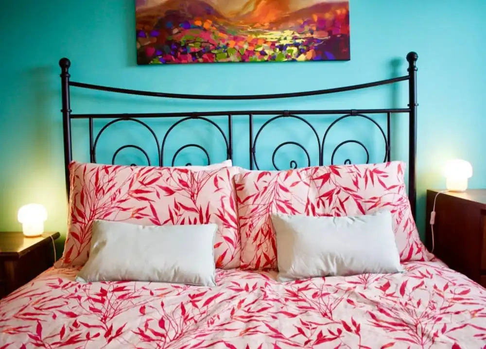 Colourful and Spacious 2 Bedroom Leith Home