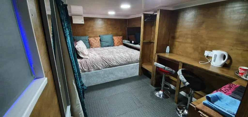 Adorable private suite with hassle-free street parking