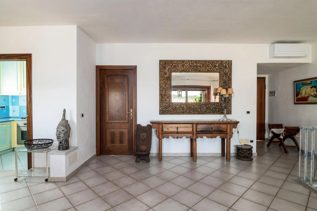 This large apartment is located on the ground floor, has a beautiful garden and a spacious terrace o-S'ABBA 11