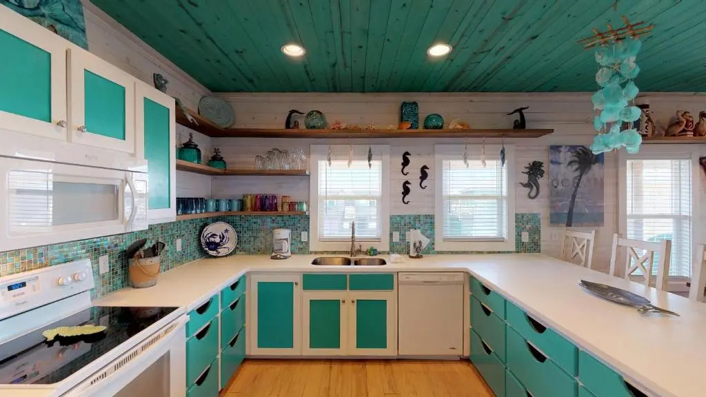OV23 House on Stilts with Beachy Decor, Located near Beach, Balcony, Shared Pool