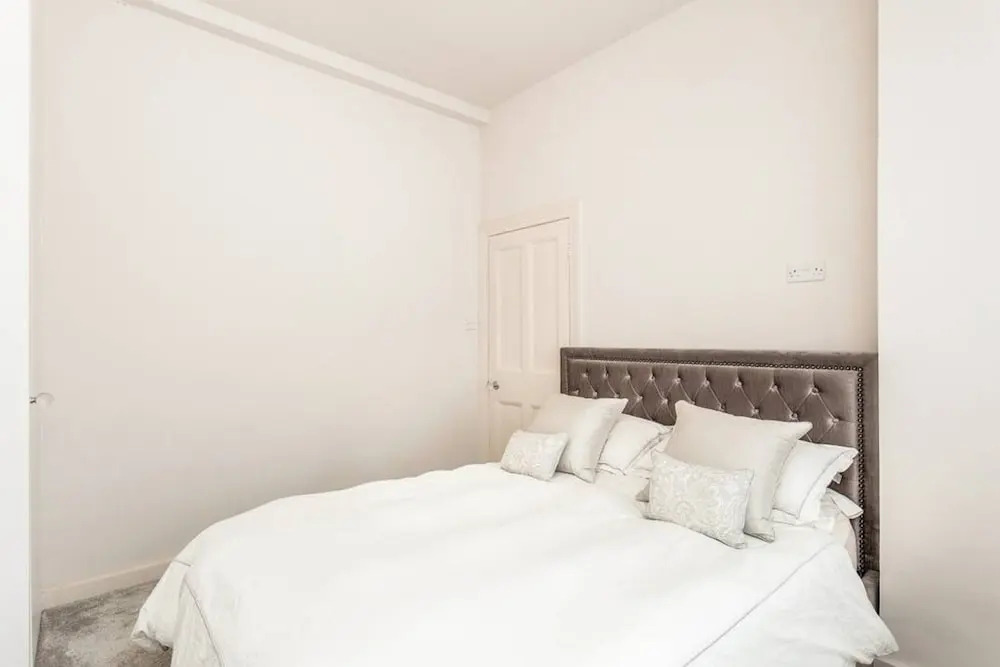 Putney riverside pad, perfect base for Wimbledon