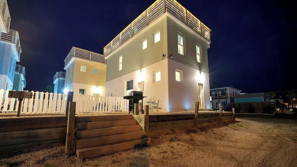 Terrace Landing Trio by Avantstay Sleeps 36 3 Coastal Home + Shared Pool + Golf Cart Zone Old Town Port A Dining