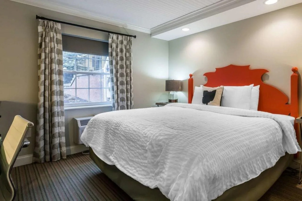 The Aurora Inn Hotel and Event Center