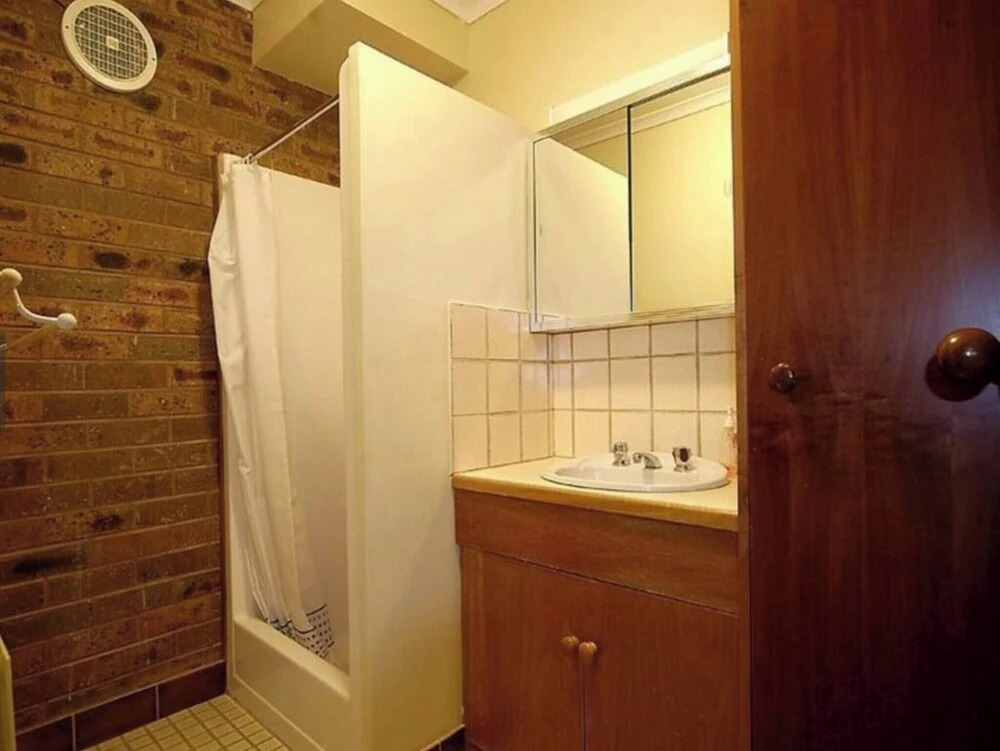 1 Bedroom Lawlers 24
