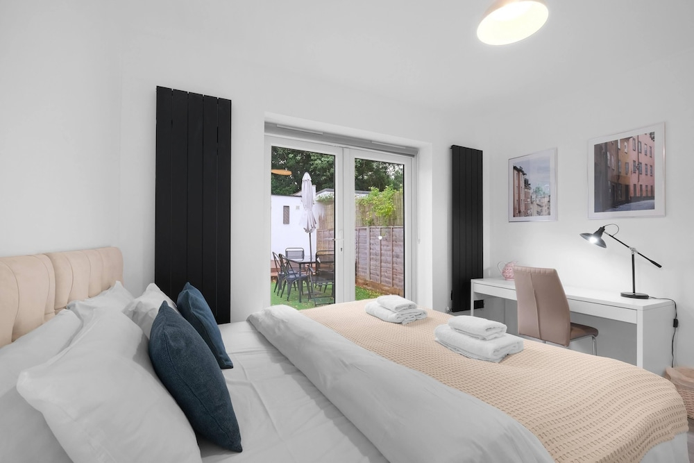 Stylish 4 Bedroom, 2.5-Bath Home in Borehamwood