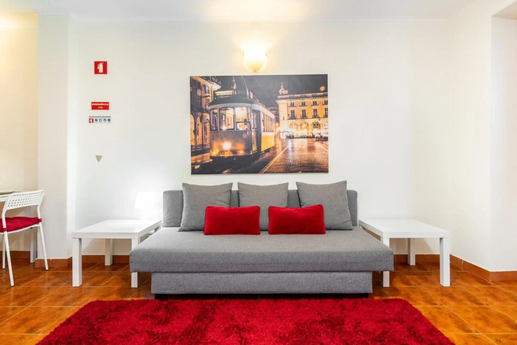 Lisboa, Charming Patio House, Central Lisbon, WIFI, Air Conditioning, Near Metro, by IG