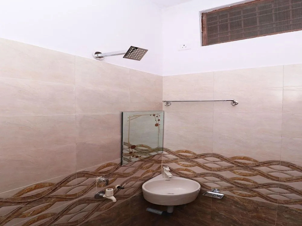 SPOT ON 37467 Shivram Hotel