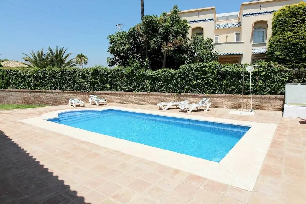 Villa Maria. Barbacoa piscina y jardín