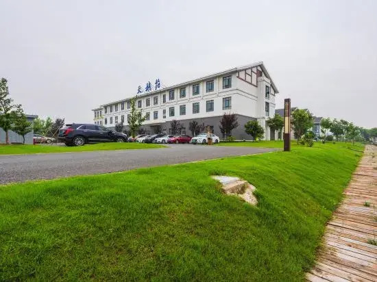 Mingzhu Lake Swan Garden Resort
