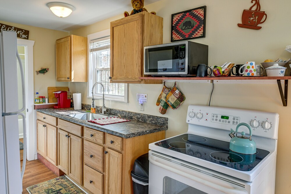 Ski & hike/Shared Hot tub: Cozy Whittier Retreat
