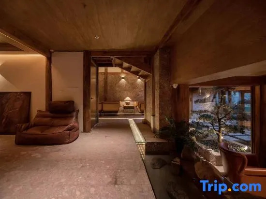 Panoramic View of Snow Mountain in Shanye Rizhao Jinshan (Lijiang Ancient City Branch)