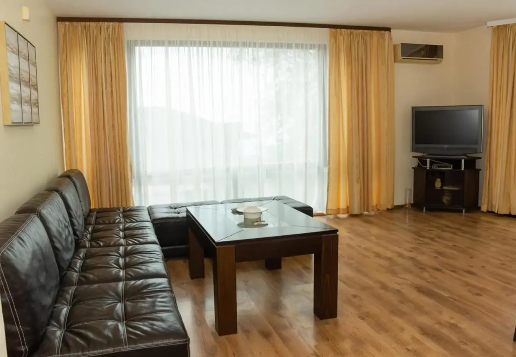 Cozy 1BD Apartment with a Spacious Terrace