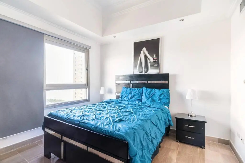 Luxurious 2BDR condo located in Prestigious Tower.