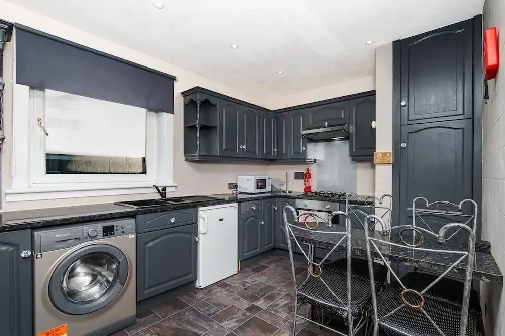4 Bedroom House - Free Parking