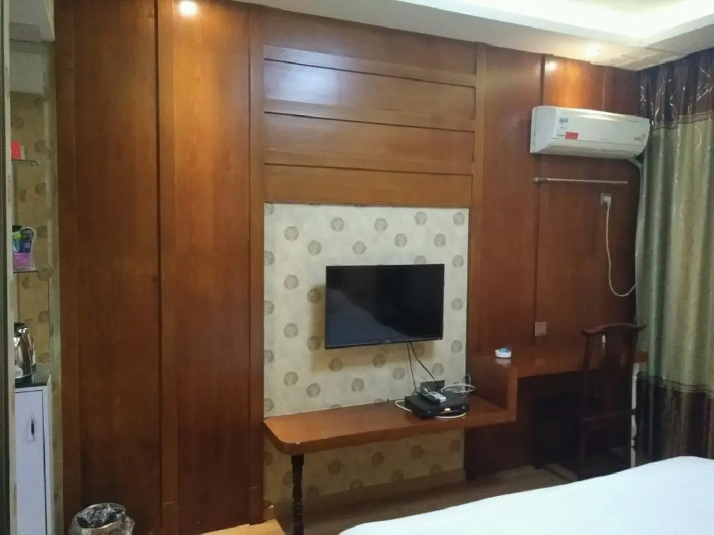 OYO White Swan Hotel