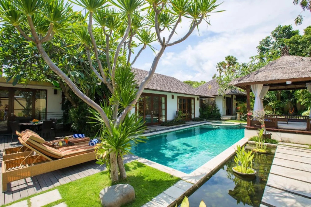 Villa Seriska Satu Sanur,a Luxury 4-Bedroom Villa, 5 mins walk to ICON Mall, Beach & 24hrs Security