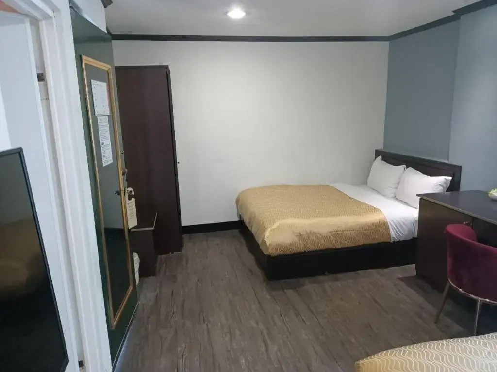Holiday Business Hotel