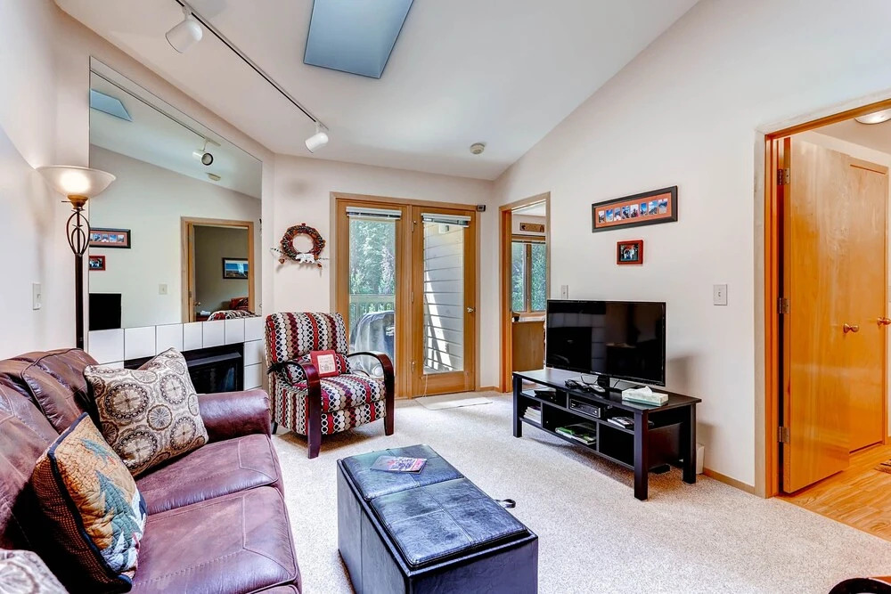 Woodbridge Inn 302 by RedAwning