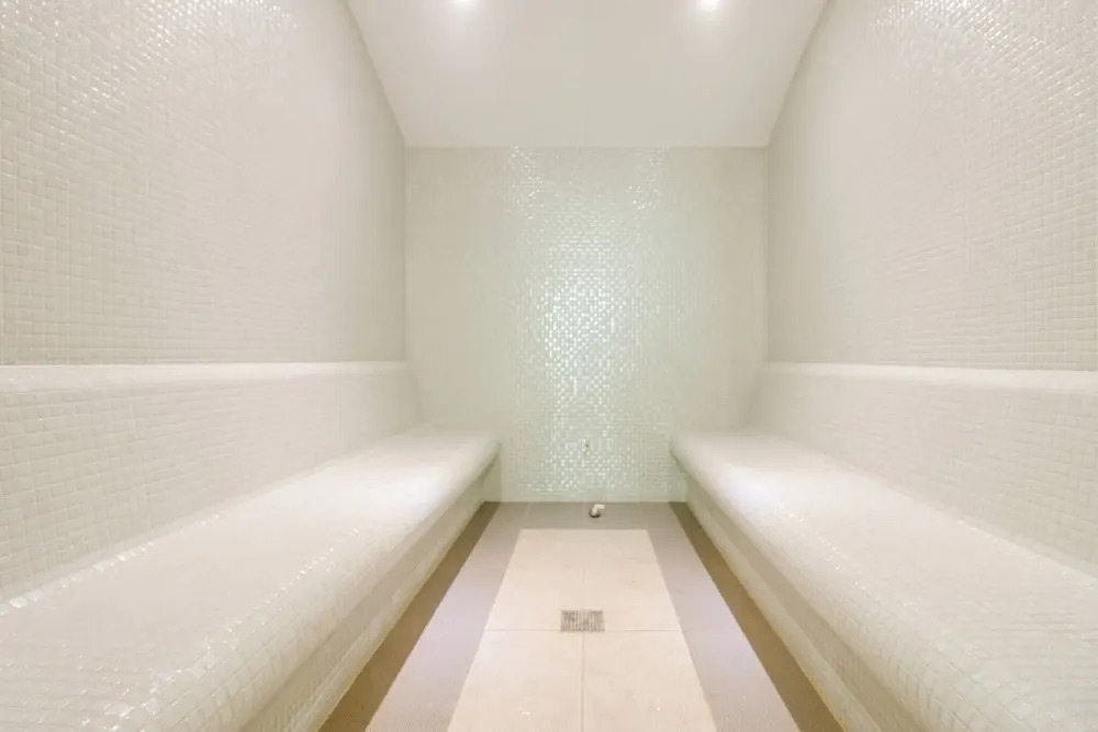 7th Floor Cozy Condo With Parking, Pool, Fitness !