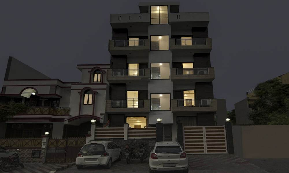 YOYO ROOMS NEAR SECTOR 16 METRO Noida