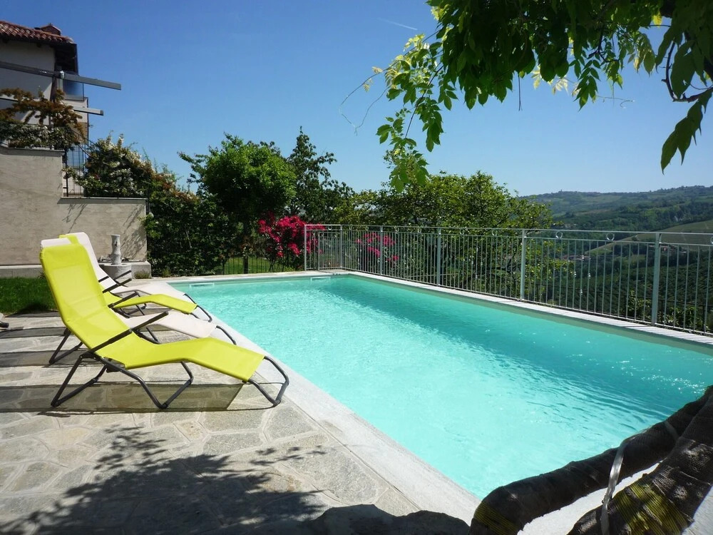 The Vigna del Parroco 2 is a House With two Apartments Located in Serralunga