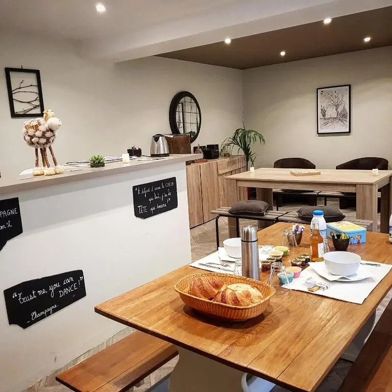 Chambres privées à Hautvillers, berceau du champagne avec salle de bain et toilettes incluses