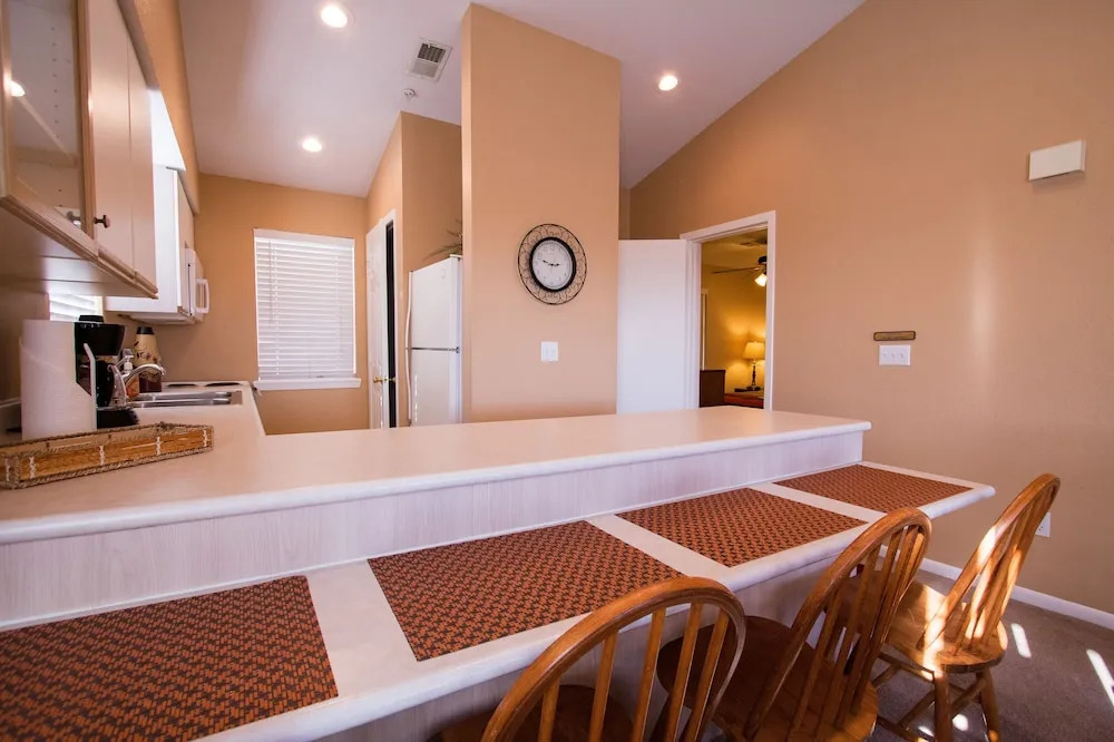 Overlook Grove - 2 Br Condo