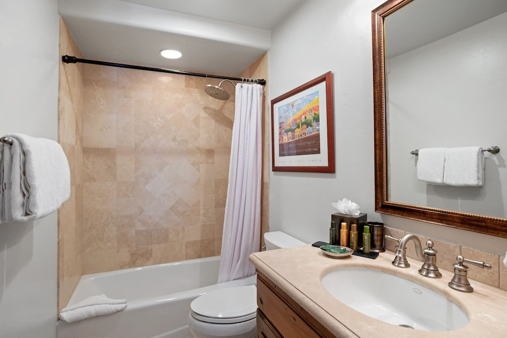 Grand Lodge - 3 Bedroom Deluxe #404 - Ski-in/out 3 Condo