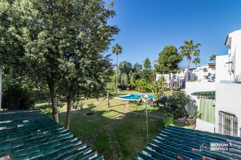 TOP RENOVATED 3-BDRM TOWNHOUSES with POOL, BBQ & ROOFTOP TERRACES