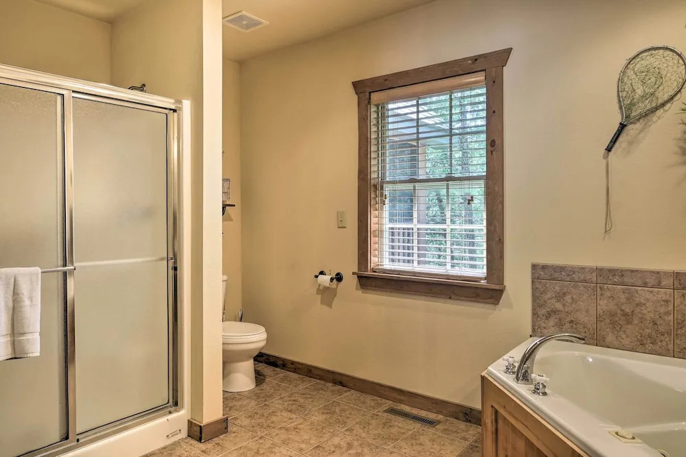 Screened Deck: Cozy Branson West Cabin!