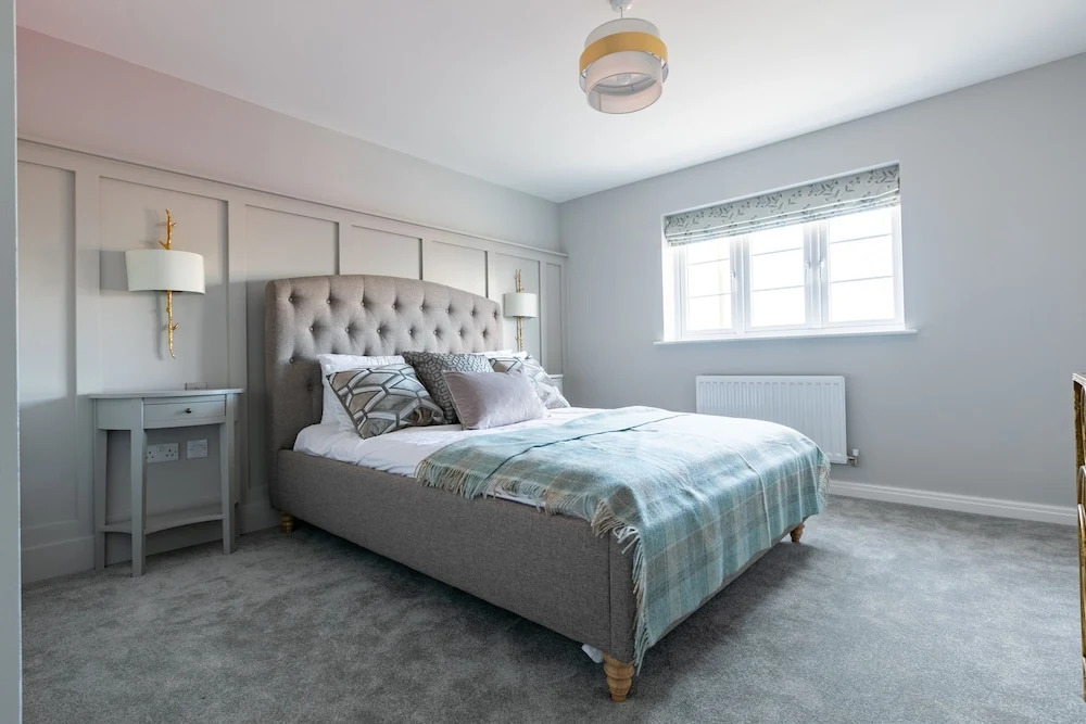 4 Bedroom Detached House 5mins Walk to Shopping Village