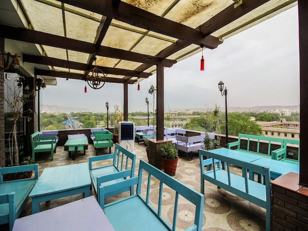 OYO 6894 Hotel White Lily