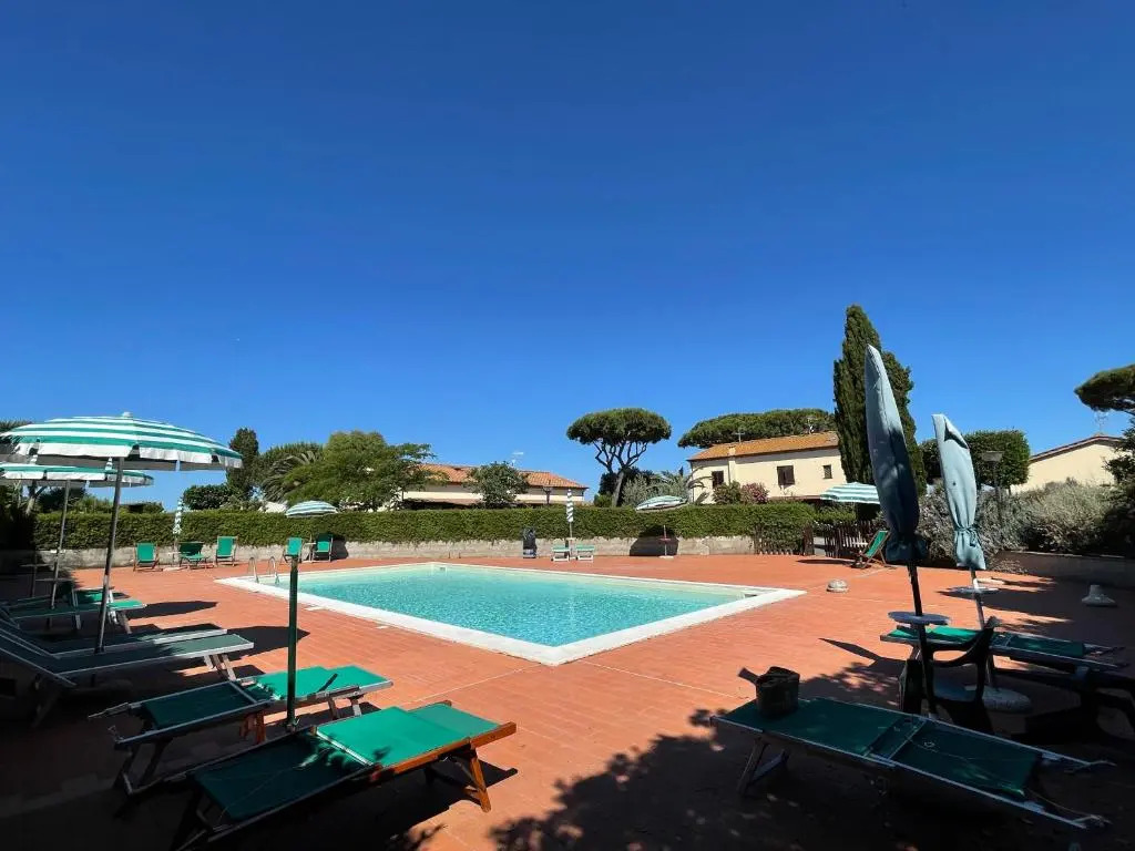 Casa "Ale" con piscina comune e bellissimo giardino a 5 minuti dal mare