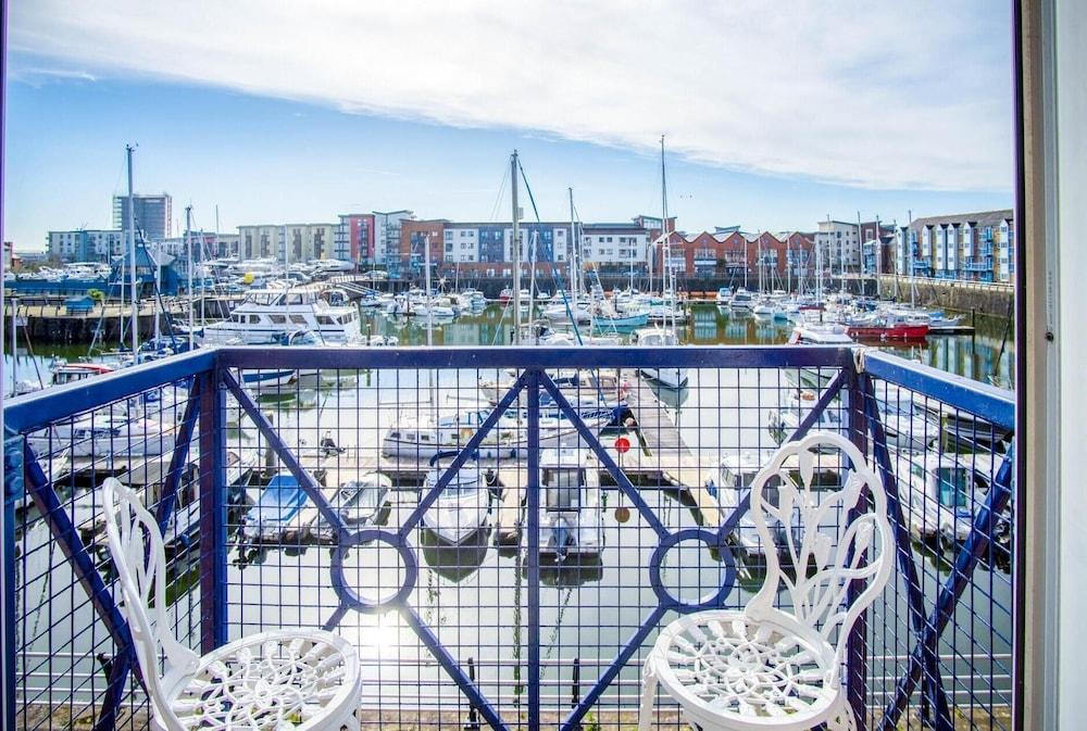 The Crows Nest - 1 Bed Apartment - Swansea Marina