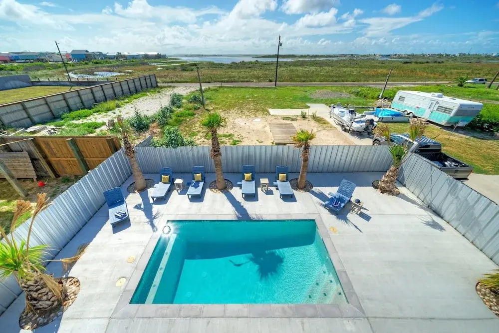 Frisky Flip Flopper by Avantstay Pool + Views