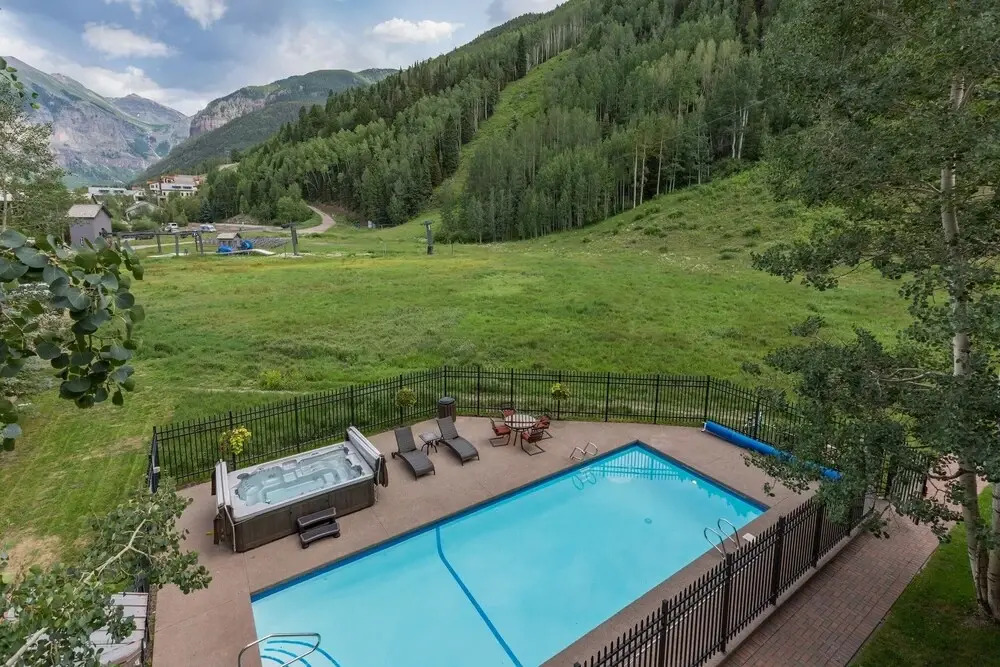 Slopeside Paradise Penthouse At Lift 7, Views, Fireplace, Deck, Hot Tub 3 Bedroom Condo by RedAwning
