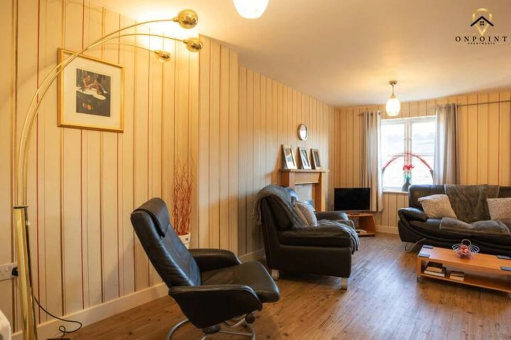 Captivating & Comfy 3 Bed Home 2Parking