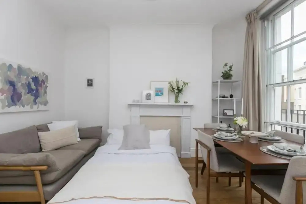 Light Filled Studio With View of Regents Park