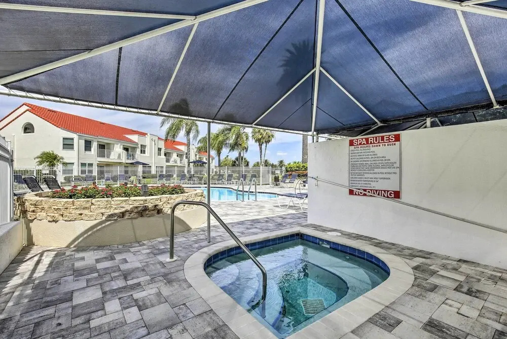 St Pete Condo w/ Heated Pool - 3 Miles to Beach!