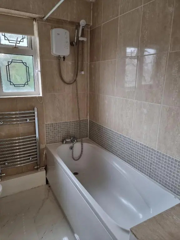 Elegant Home in Dagenham with free wi fi & free parking