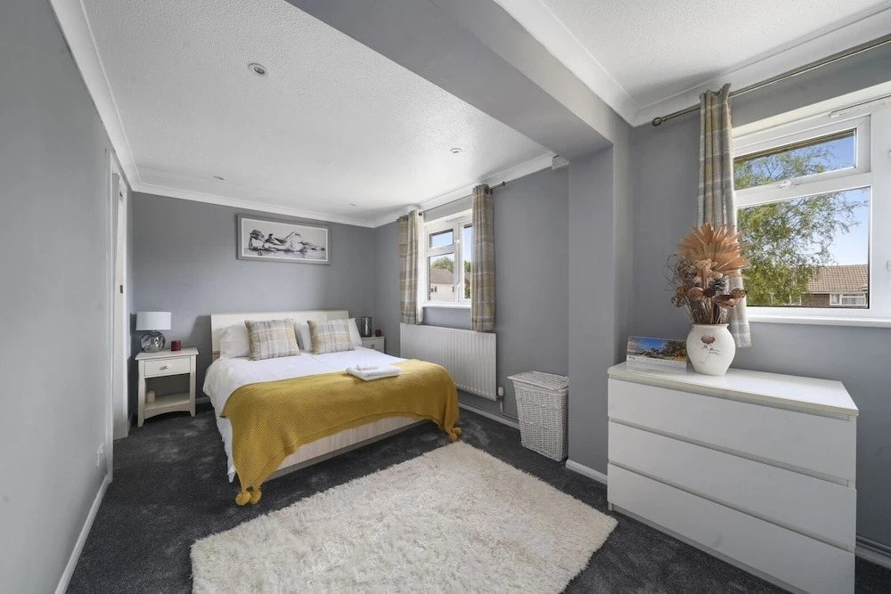 House - Sleeps 8 & on-site parking