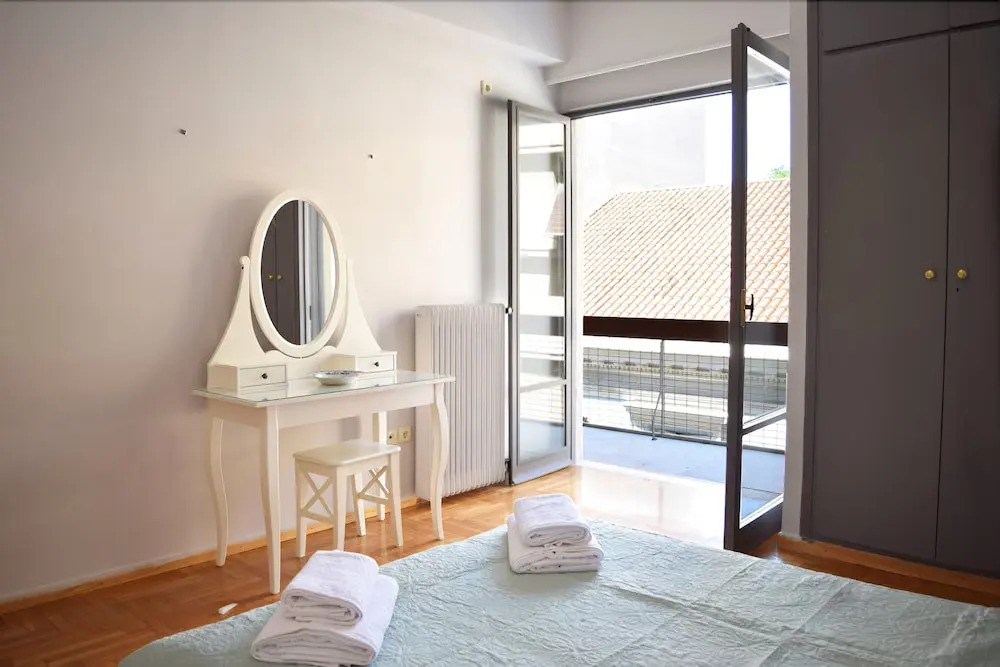 Voulis Place