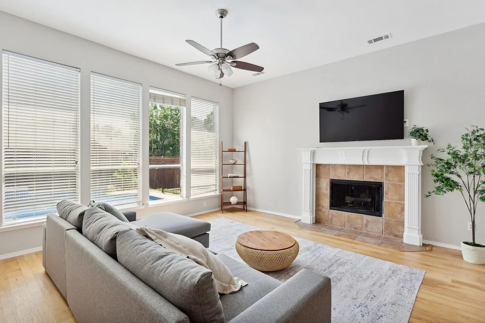 Family Fun Retreat: Pool & Entertainment Haven! 4 Bedroom Home by RedAwning